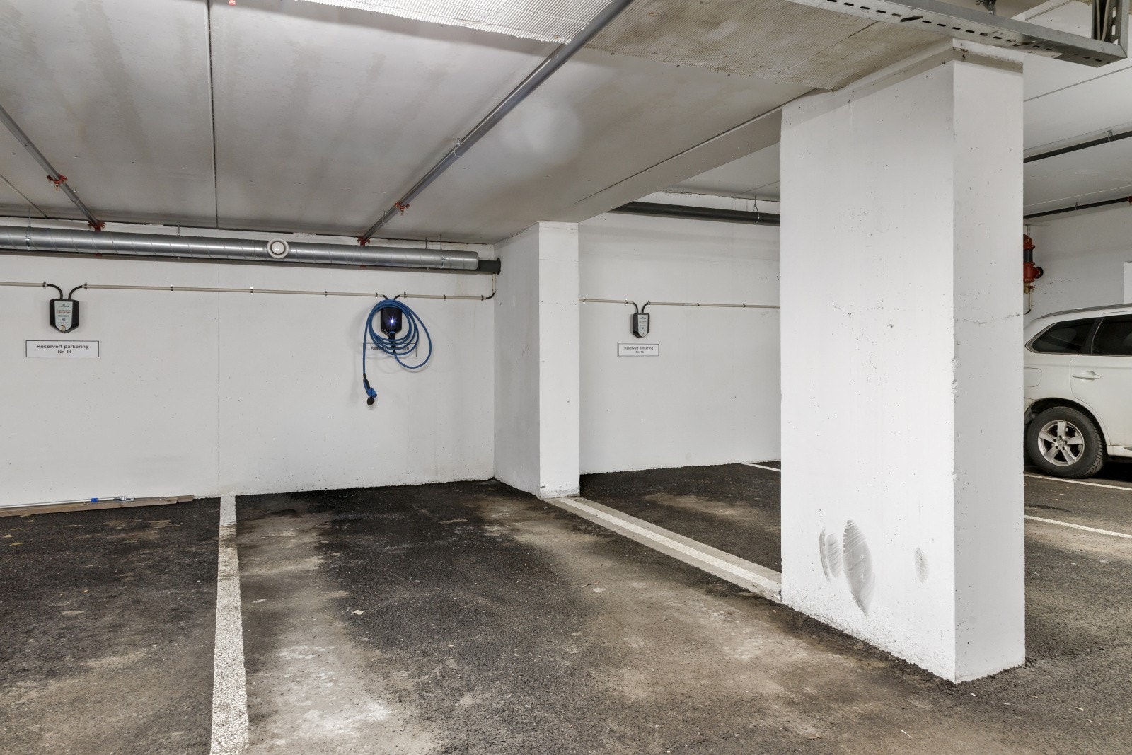 I tillegg medfølger en fast garasjeplass (P15) i p-kjeller, også denne med elbillader. Her er det også tilgang til felles vaskehall. Galleribilde
