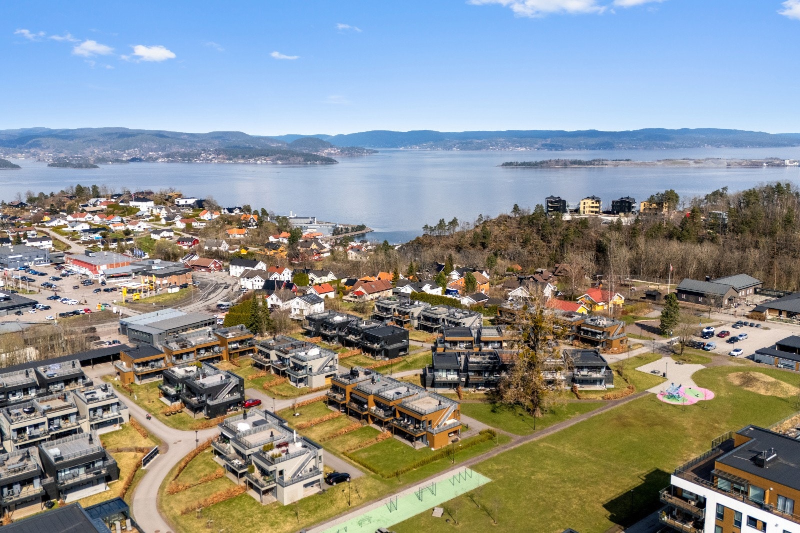 Med Holmestrand stasjon kun syv minutter unna med bil, er pendlermulighetene mot Drammen og Oslo svært gode. Galleribilde