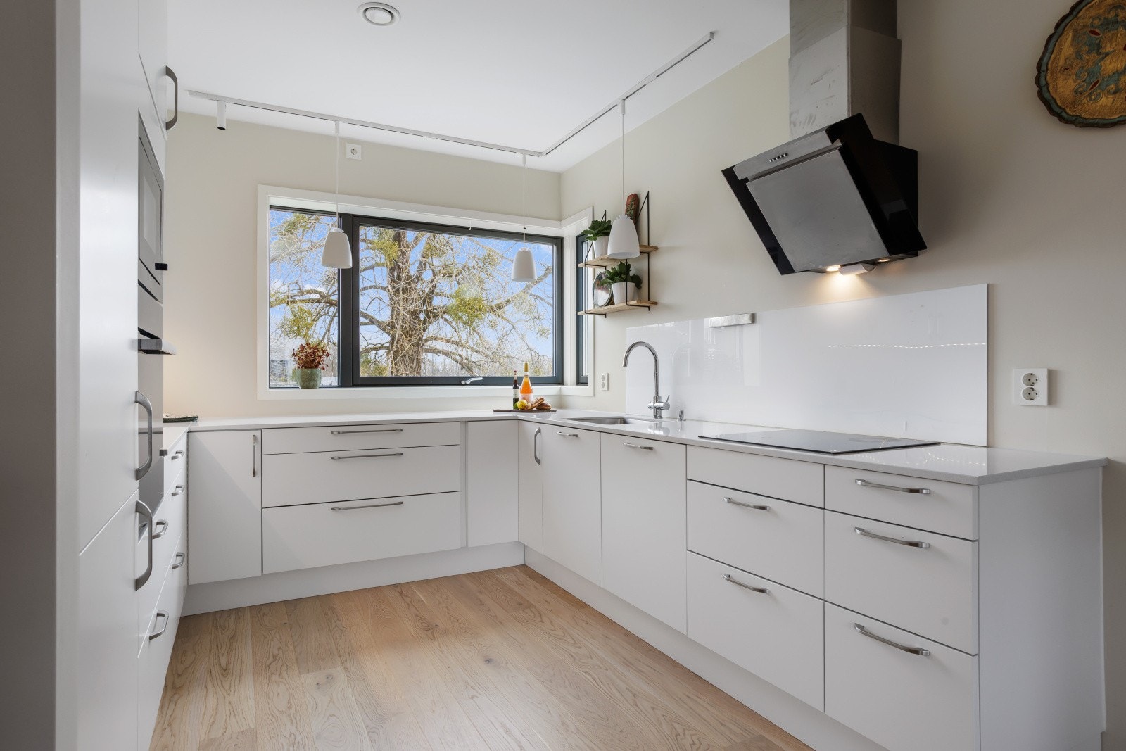 Kjøkkeninnredning fra Designa (2022) med slitesterk Technistone benkeplate og underlimt vask. Galleribilde