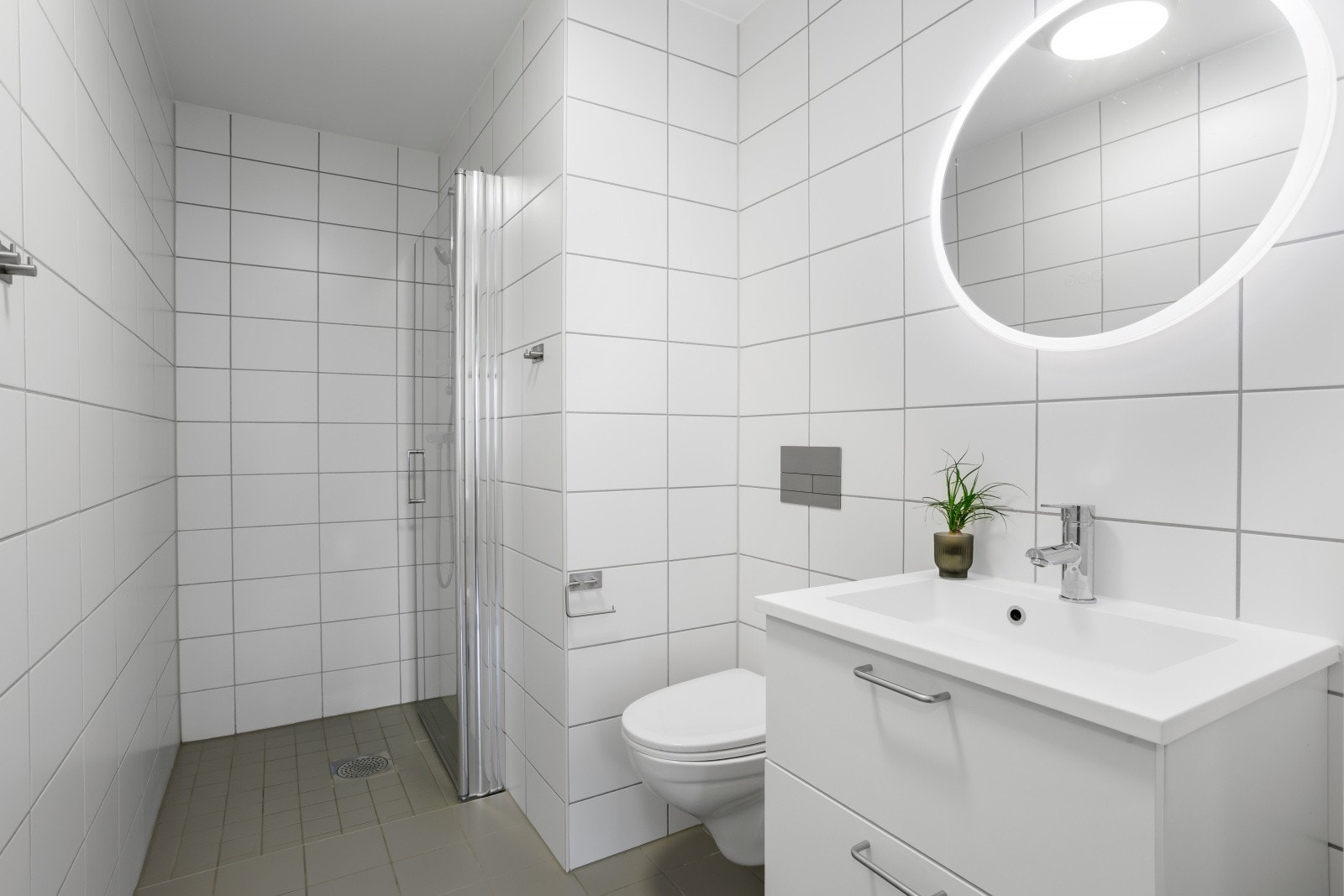 I tillegg til hovedbadet har boligen et andre, fullverdig bad i første etasje. Galleribilde
