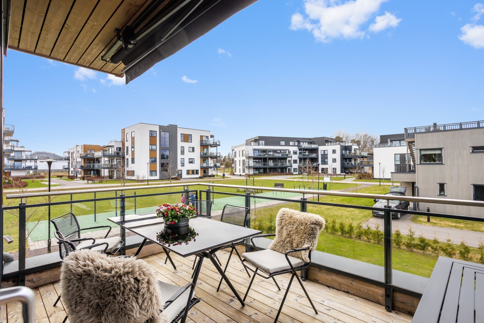 Terrassen på 18 m² har god plass til en sittegruppe og gir utsikt over fellesområdene. Galleribilde