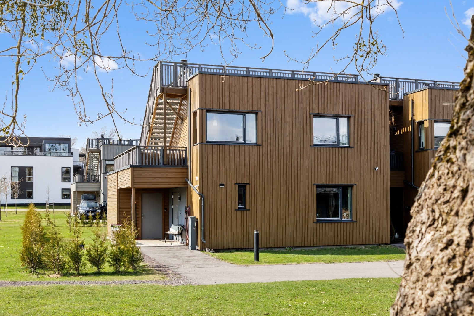 Boligen utmerker seg med totalt 80 m² uteplass, fordelt på to terrasser og en privat takterrasse på hele 50 m². Galleribilde