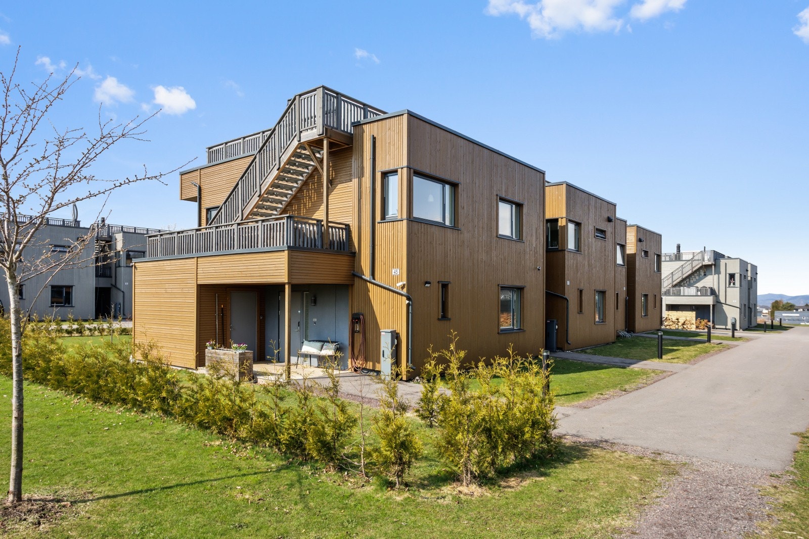 Fasaden har stående kledning og vinduer med 3-lags glass fra 2021, som bidrar til boligens energiklasse A. Galleribilde