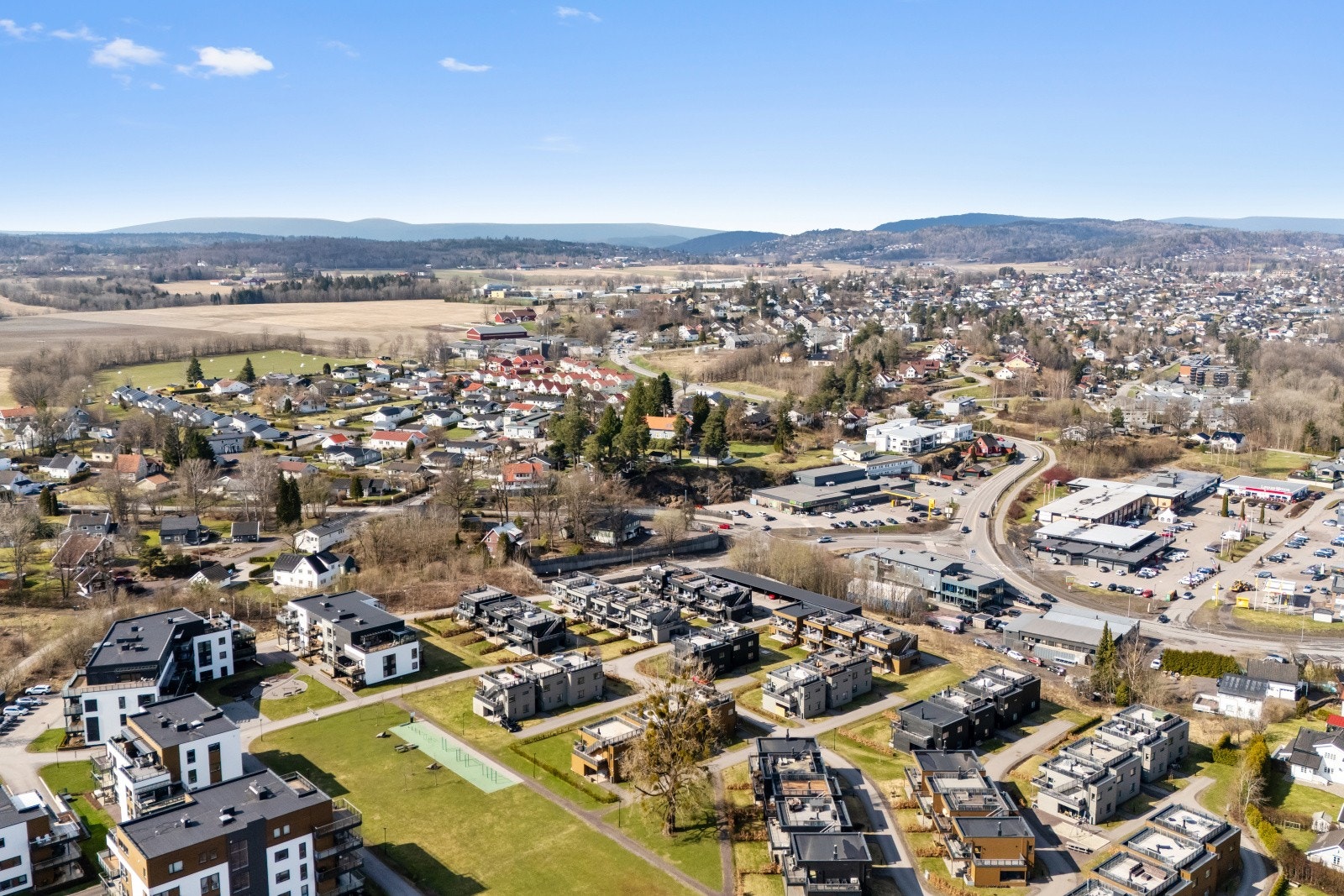 Holmestrand Toppen kjøpesenter, med et bredt utvalg av butikker og servicetilbud, ligger omtrent syv minutter unna med bil. Galleribilde