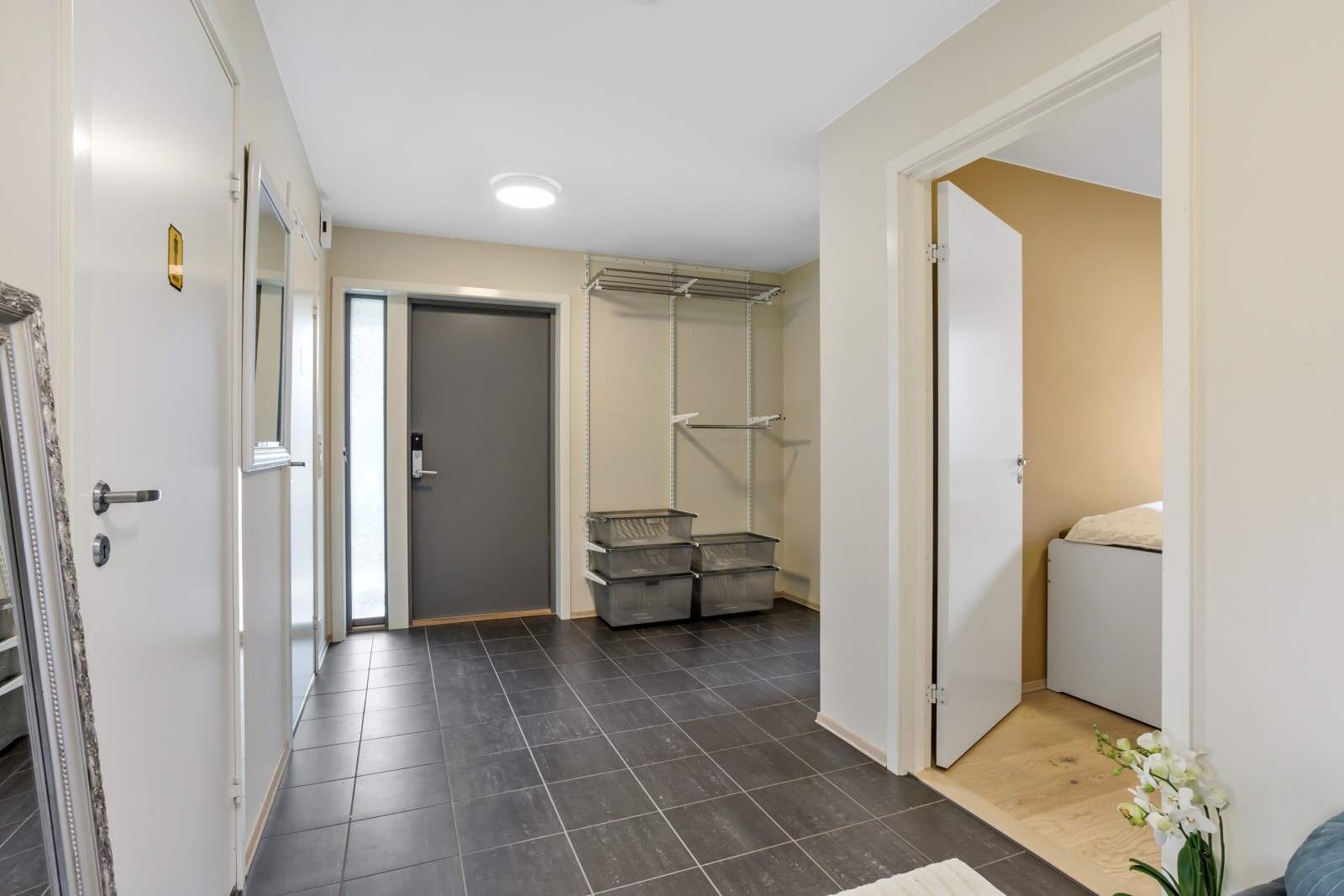 Entréen ønsker deg velkommen med praktiske fliser på gulvet og behagelig gulvvarme. Galleribilde
