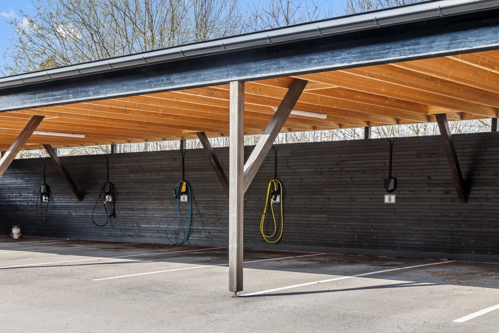 Boligen disponerer en plass i carport med egen elbillader. Galleribilde