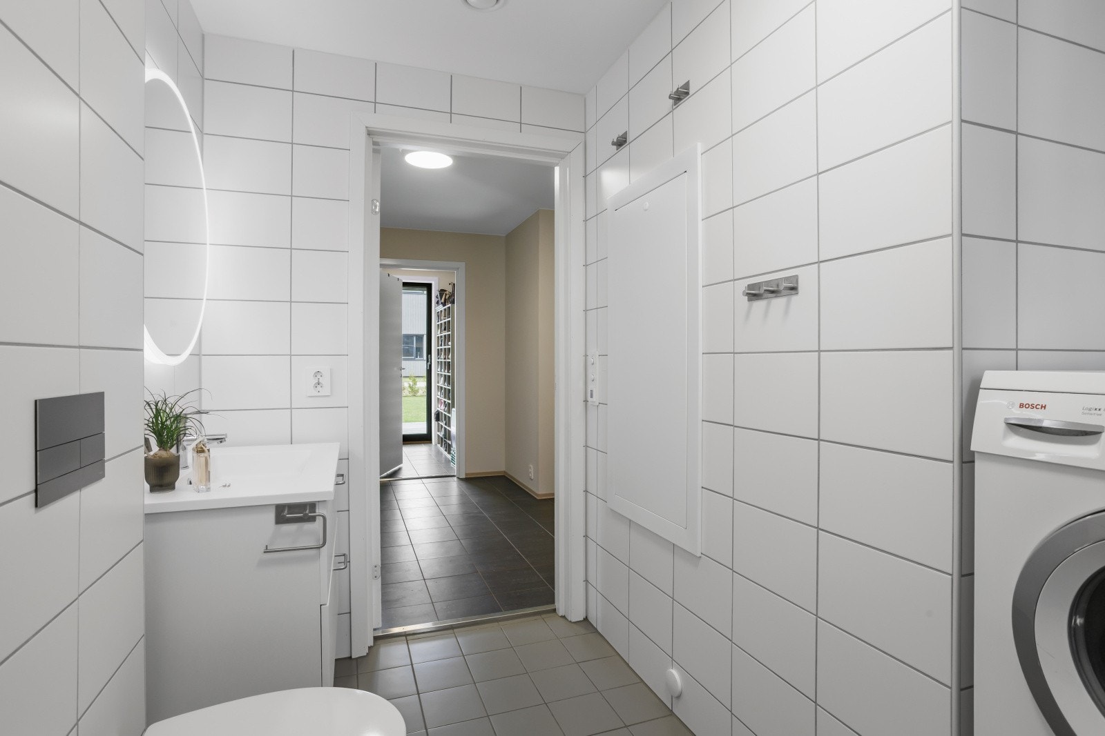 Badet har vegghengt toalett med innebygget sisterne fra Tece og et moderne, belyst speil. Galleribilde