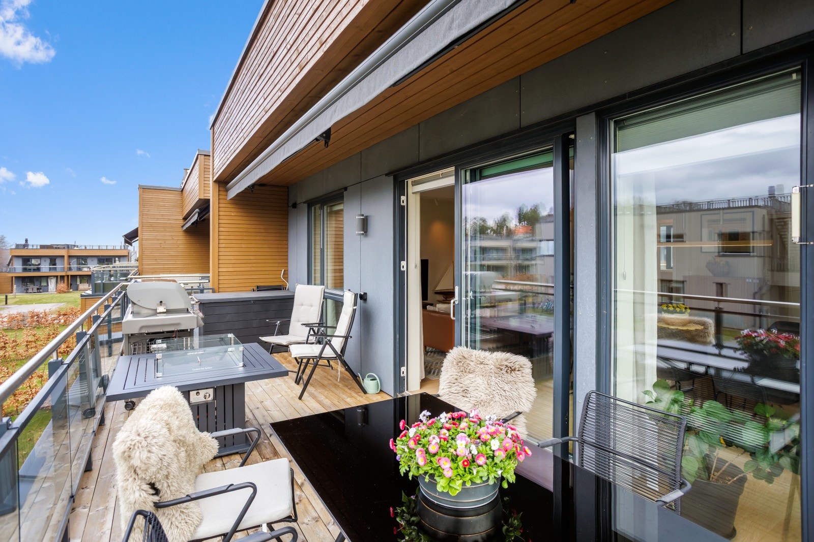 Terrassen er vestvendt og her kan du nyte solen til sendt på kvelden. Galleribilde
