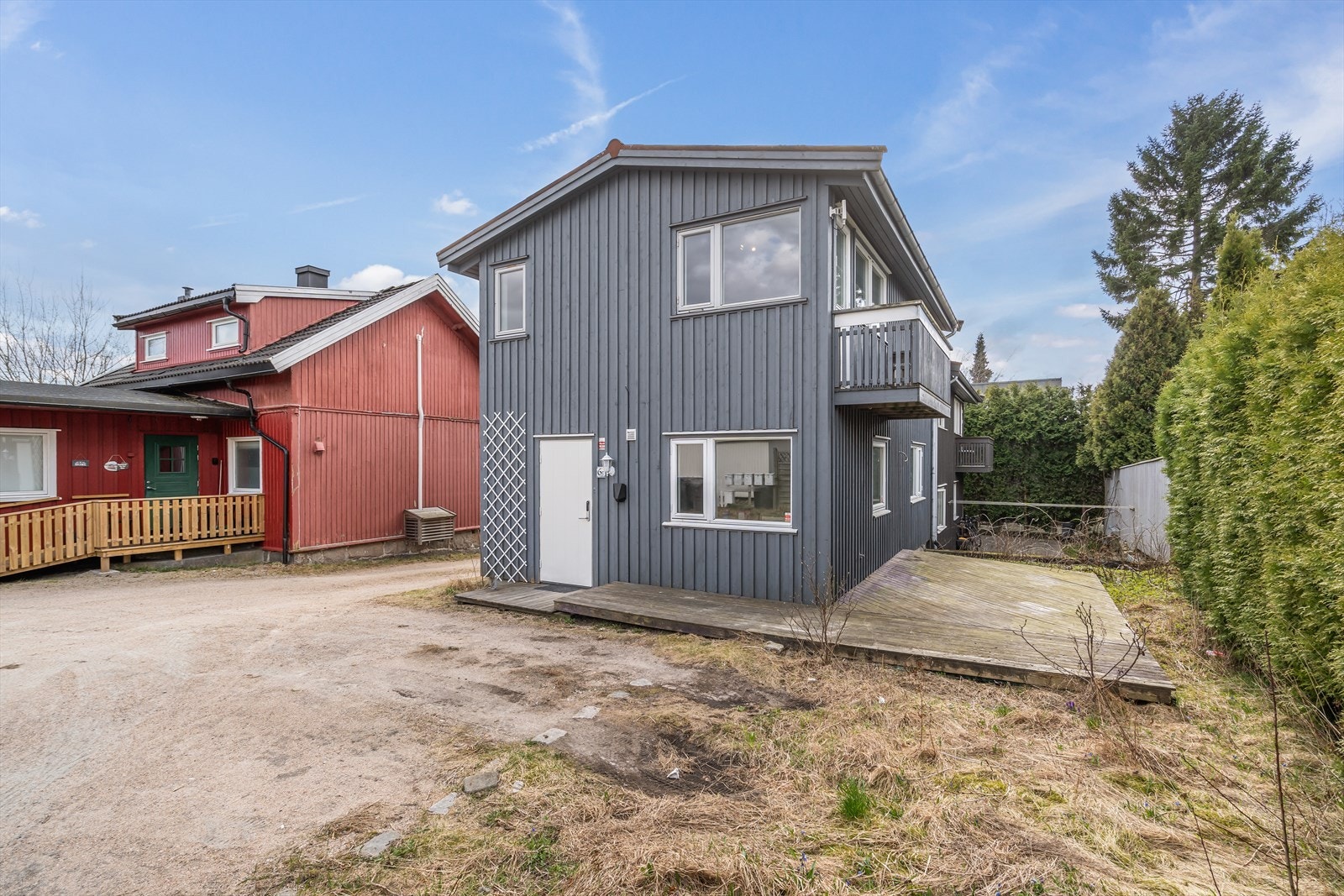 I 1.etasje har man en stor, nordvestvendt markplatting på 21 m². Galleribilde