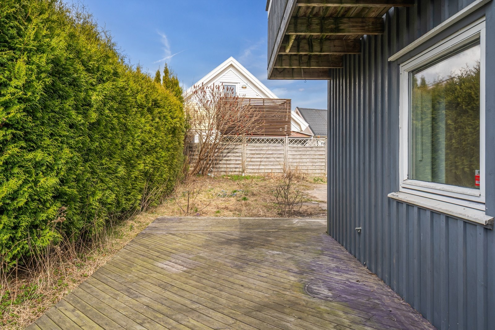 Hekk mot naboen skjermer for innsyn på deler av tomten. Galleribilde