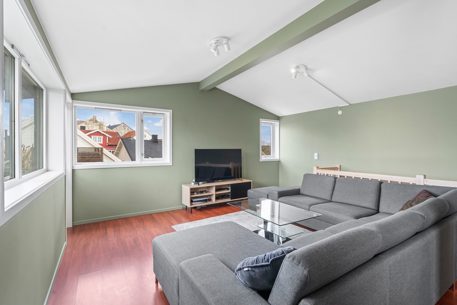 De nylig fornyede veggene og taket gir et rent og moderne uttrykk, og et godt grunnlag for personlig stil. Galleribilde