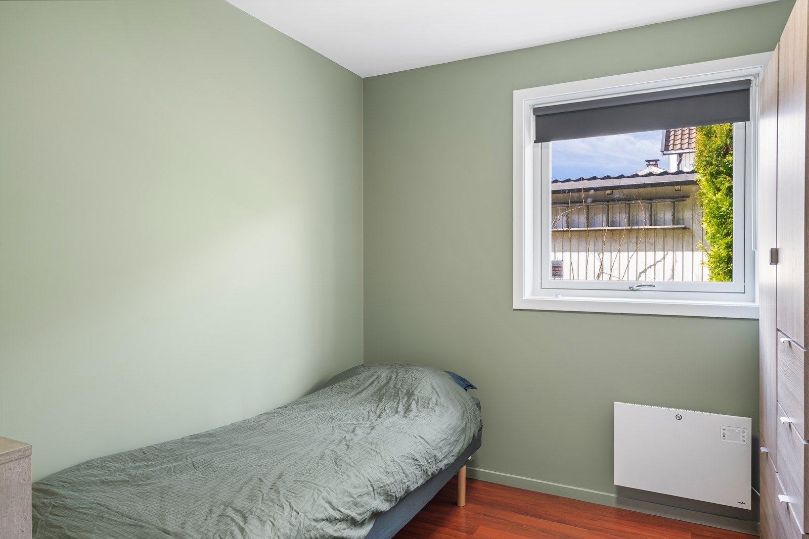 Det andre soverommet har plass til seng og oppbevaringsmøbler. Gulvene i etasjen har laminat. Galleribilde