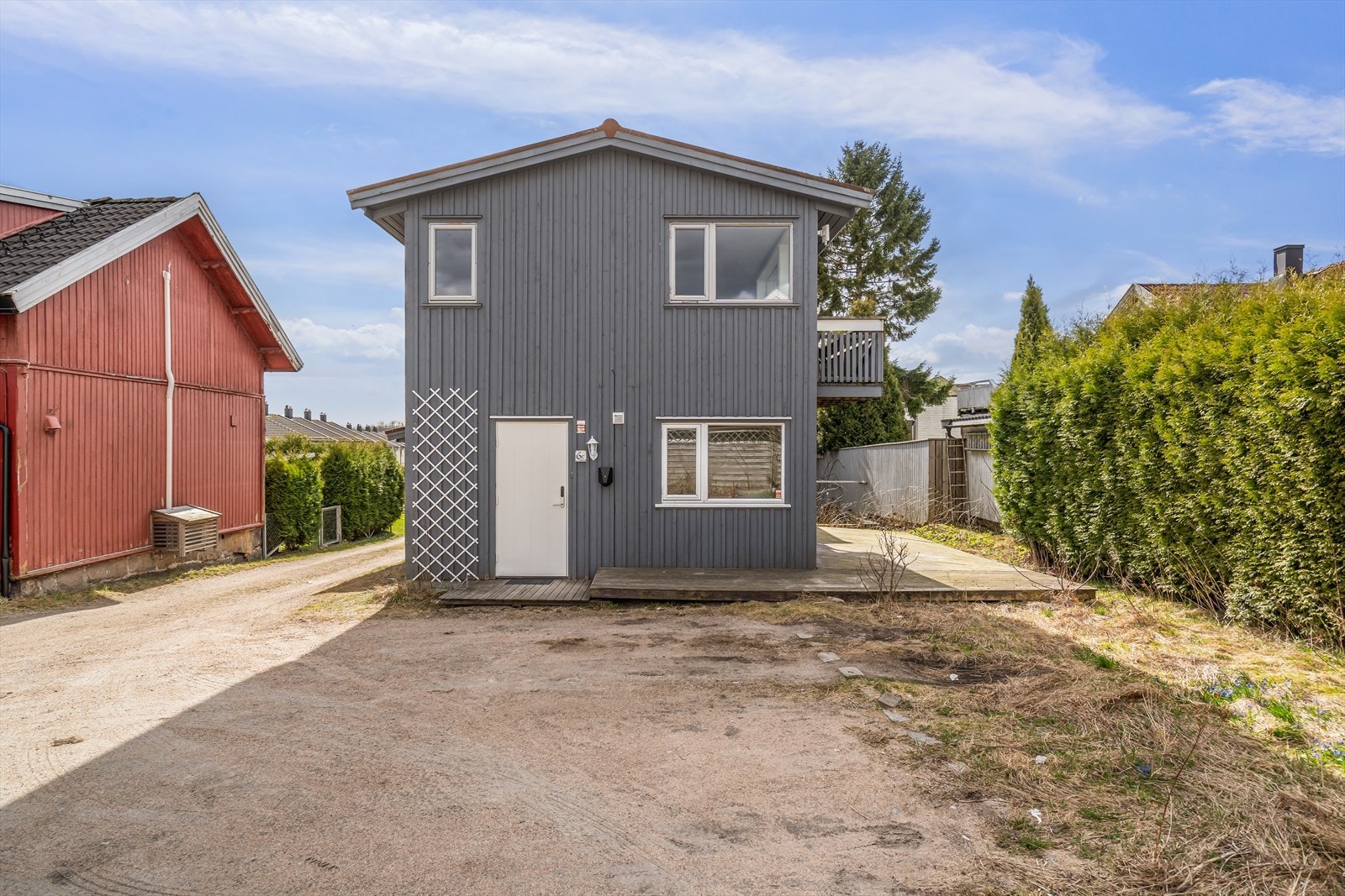 Boligen ligger i et etablert og familievennlig nabolag, med Fredrikstad stasjon og Torvbyen kjøpesenter kun noen minutter unna med bil. Galleribilde