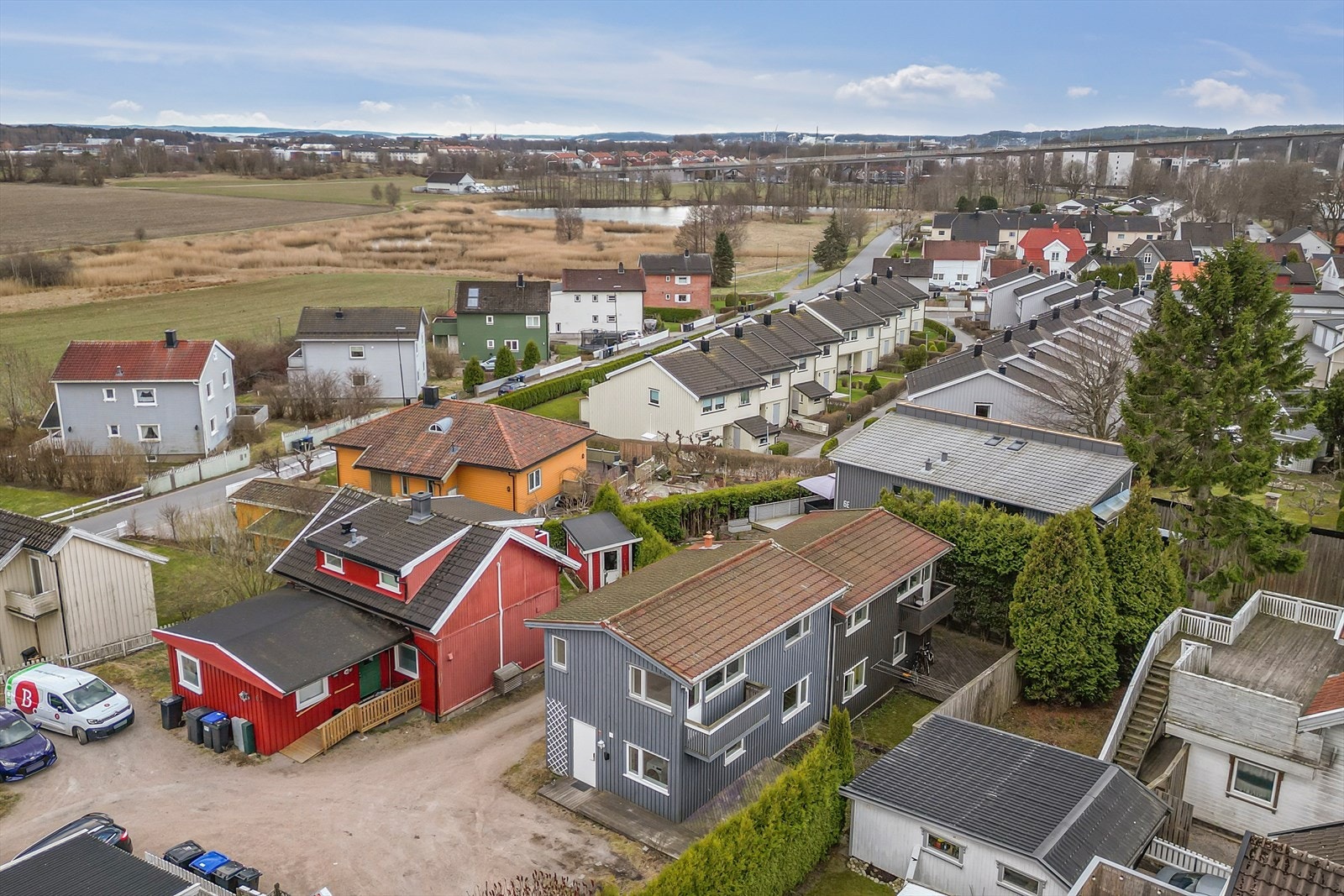 Beliggende i et rolig nabolag, omgitt av etablerte boligområder og med nærhet til grøntarealer. Galleribilde