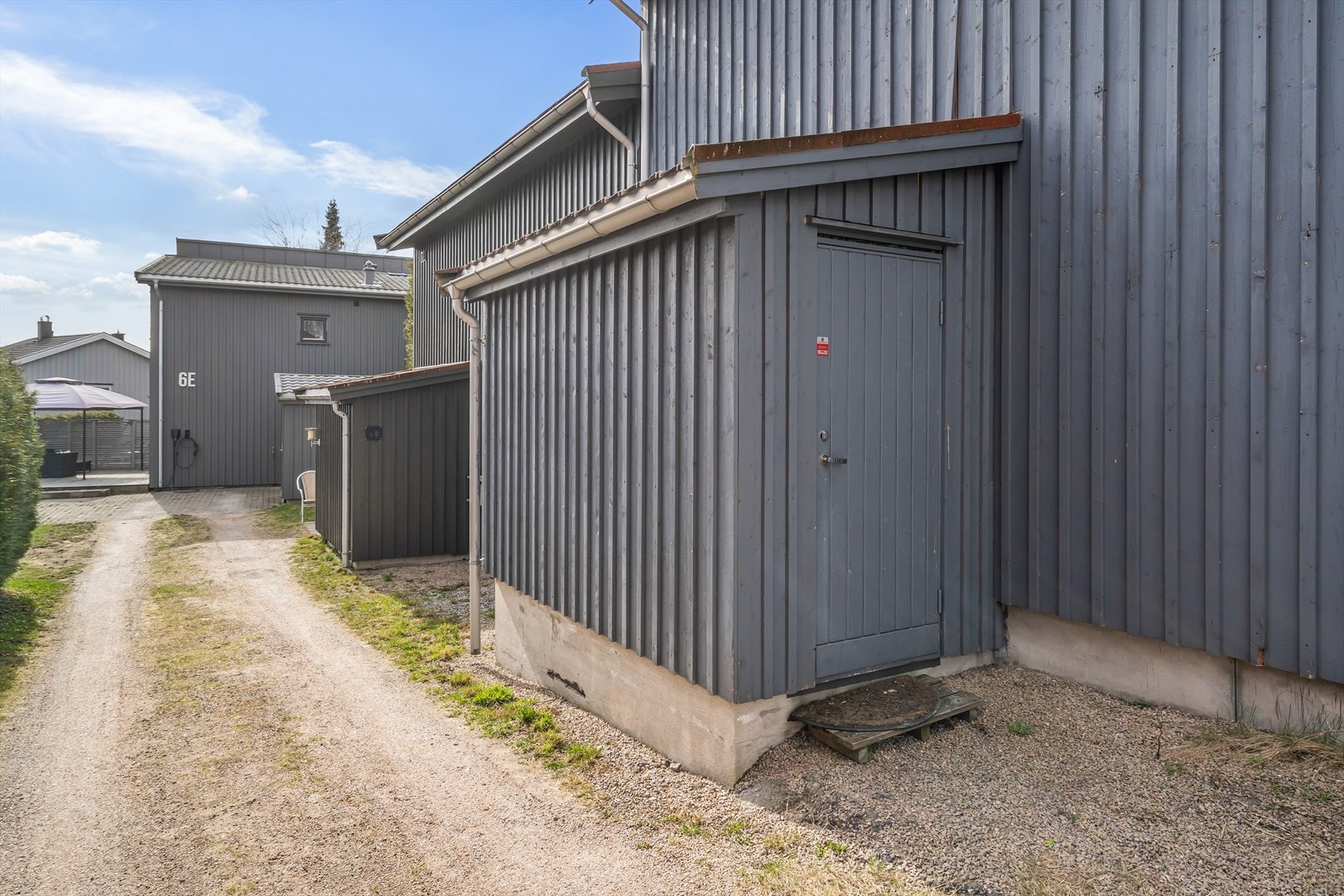 En praktisk utvendig bod gir ekstra lagringsplass for hageredskaper eller sportsutstyr. Galleribilde