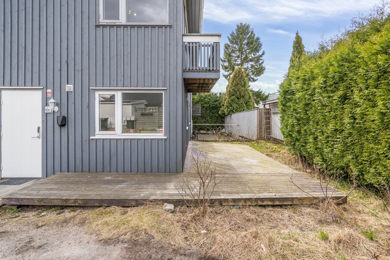 Markplattingen gir en fin, privat uteplass på bakkeplan med potensial for å skape en hyggelig sone. Galleribilde
