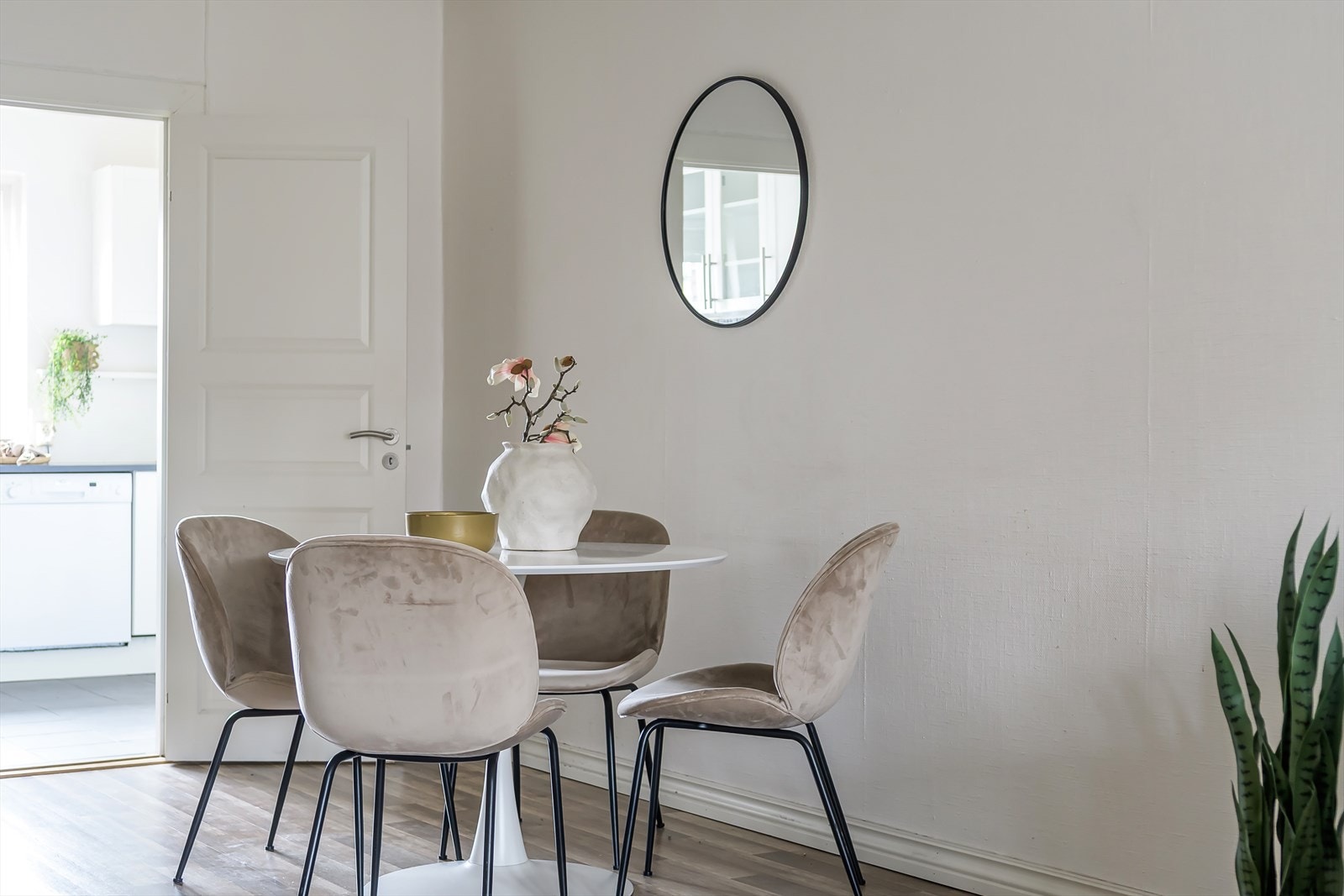 Det er god plass til å samle venner og familie rundt spisebordet Galleribilde