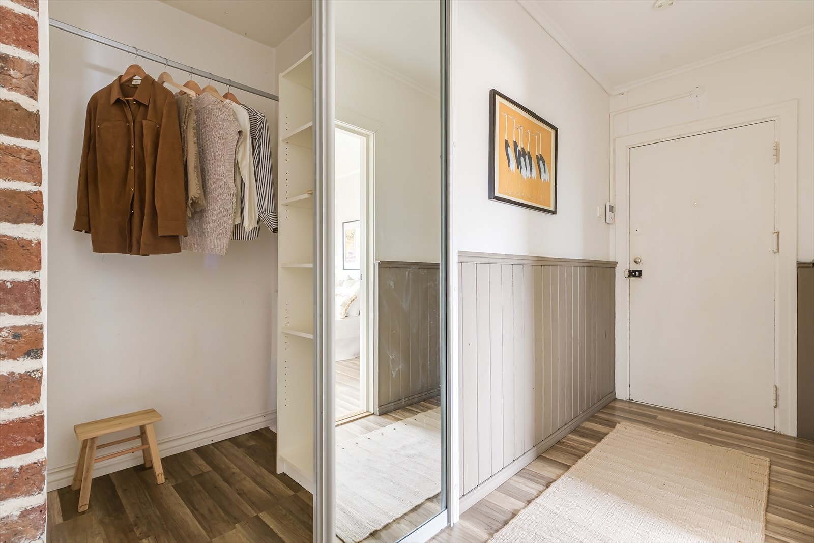 Entréen har godt med lagringsplass i en "walk-in" garderobe med med skyvedør Galleribilde