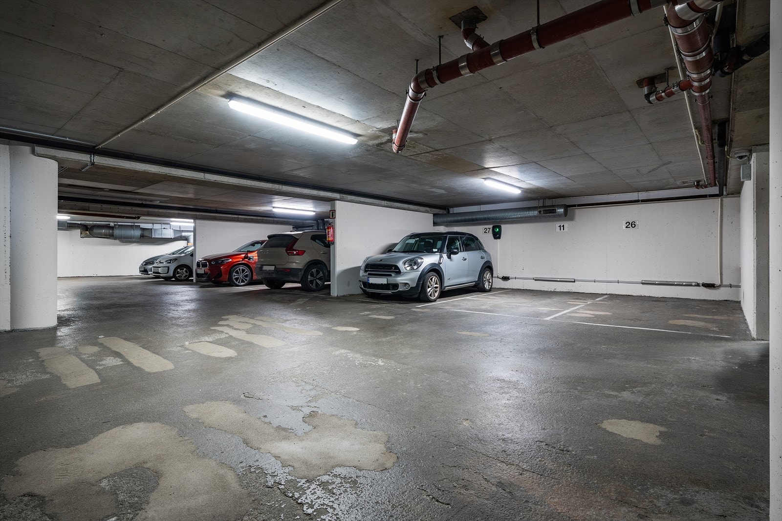 Bilen parkeres tørt og trygt på egen garasjeplass, med mulighet for elbillader. Galleribilde