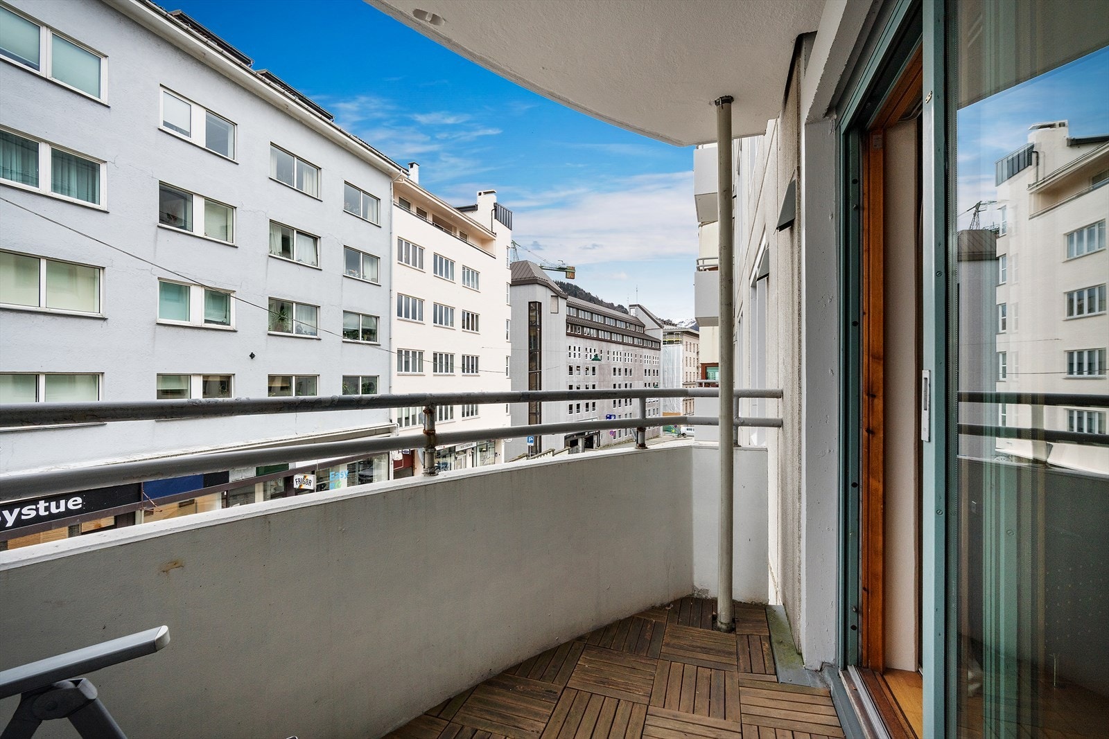 Balkongen er på ca 5 m² og har plass til enkel utemøblering. Galleribilde