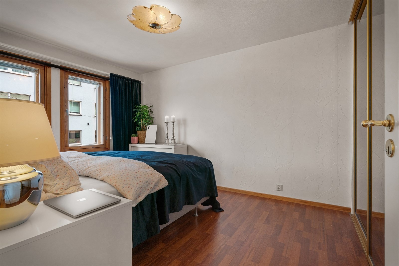 Her er det god plass til stor seng, nattbord og kommode/garderobeskap. Galleribilde