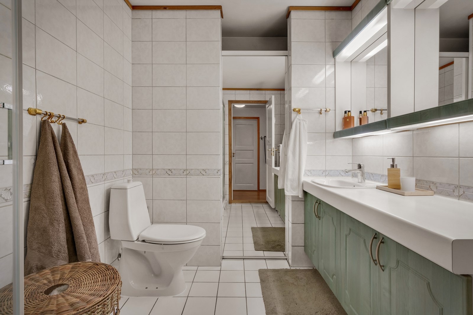 Badet er innredet med nedfelt servant, toalett og dusjkabinett. Galleribilde