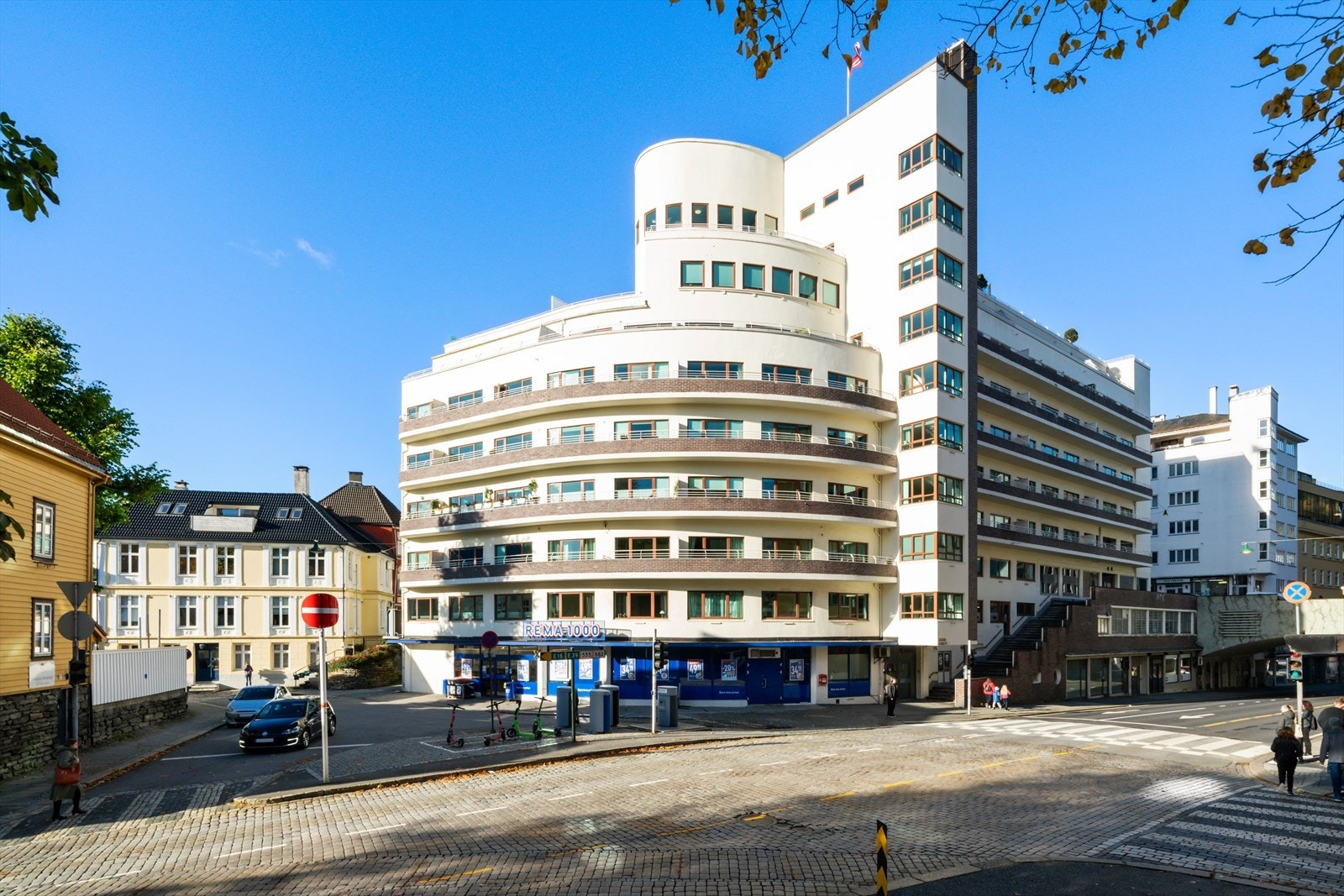 Dagligvarehandelen er enkel med Rema 1000 i Kalmarhuset like i nærheten, samt flere øvrige servicetilbud i umiddelbar nærhet. Galleribilde