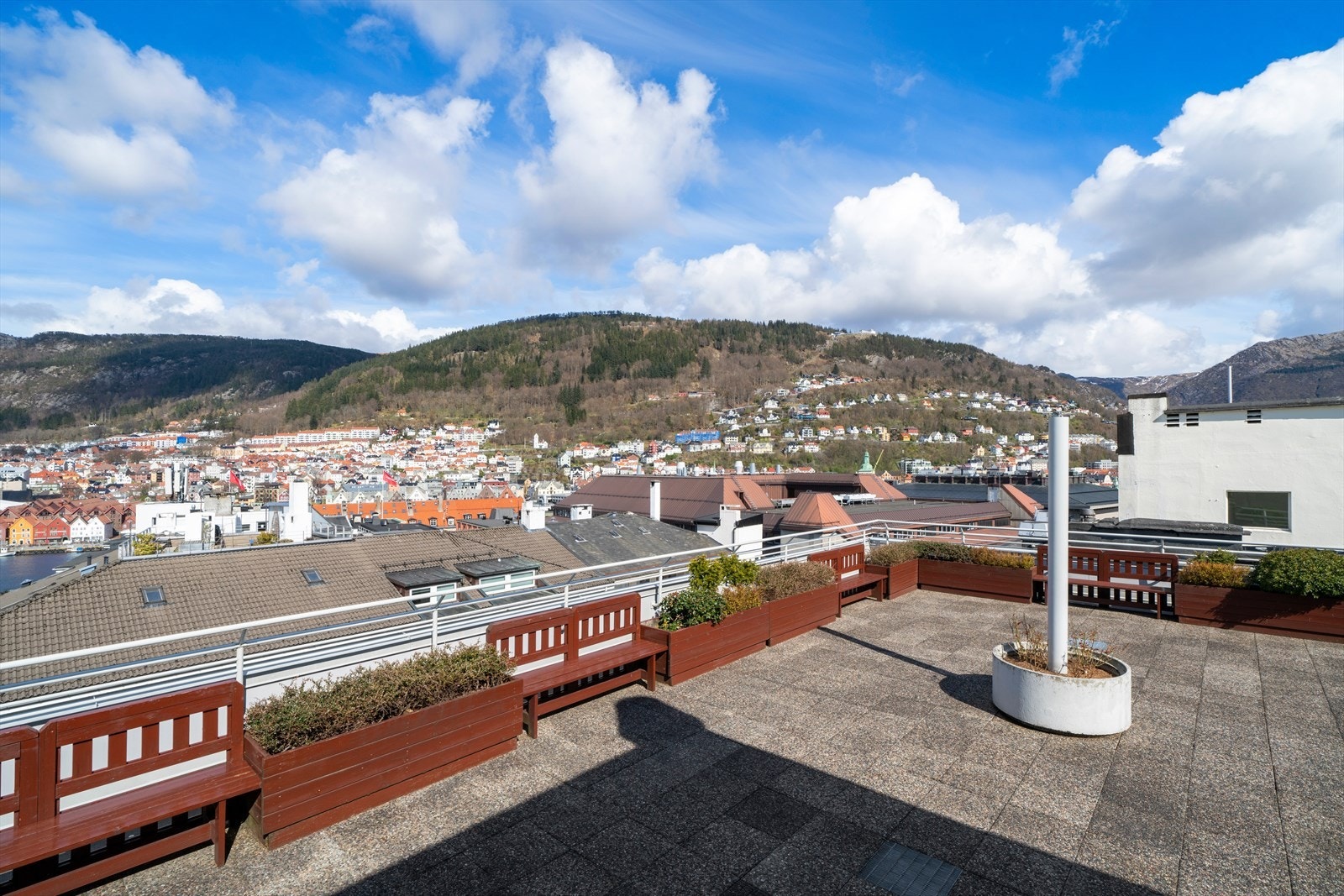 Tar du heisen opp kommer du til byggets flotte takterrasse. Galleribilde