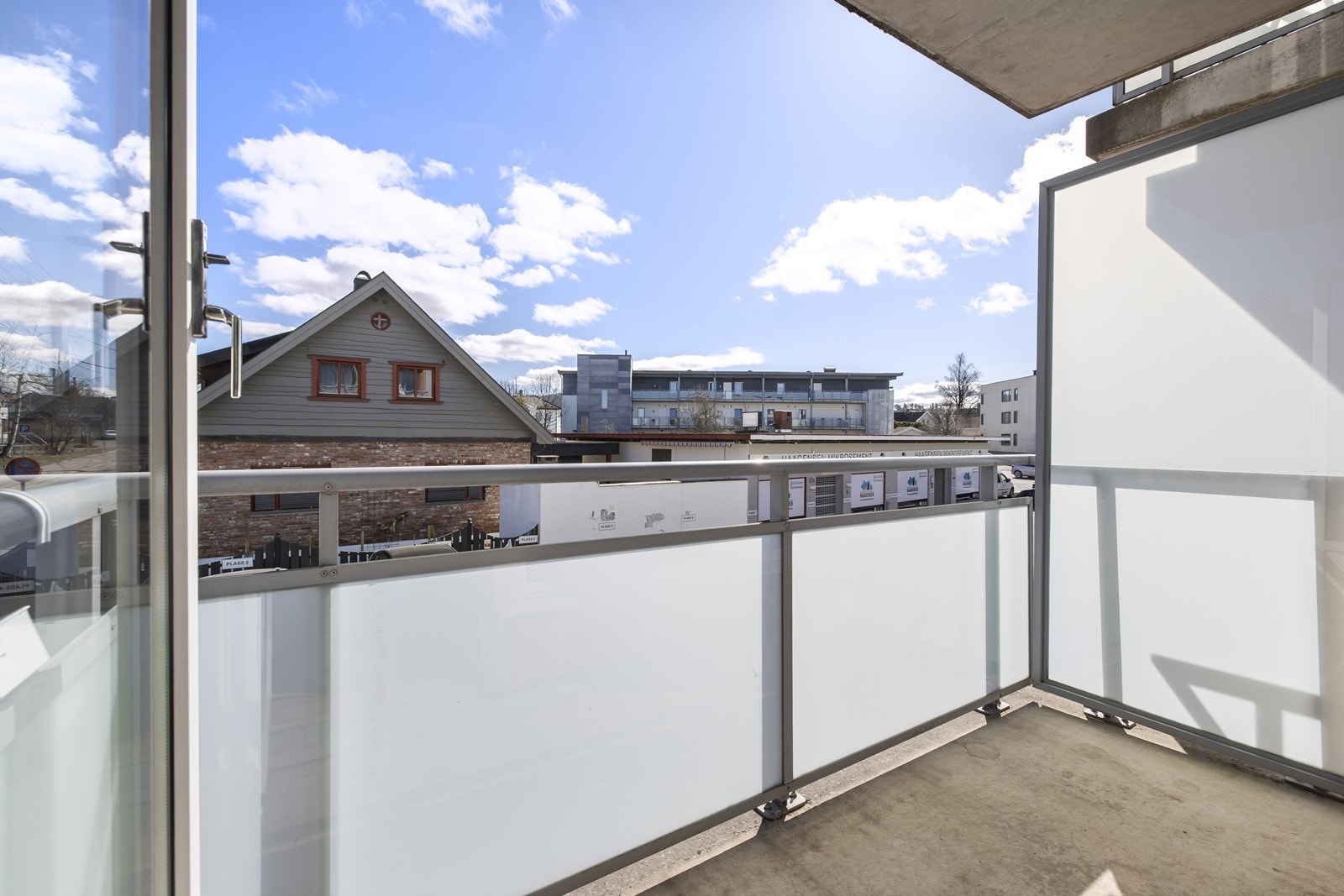 Den østvendte balkongen på 3 m² har betonggulv med trefliser og rekkverk i stål og glass. Galleribilde