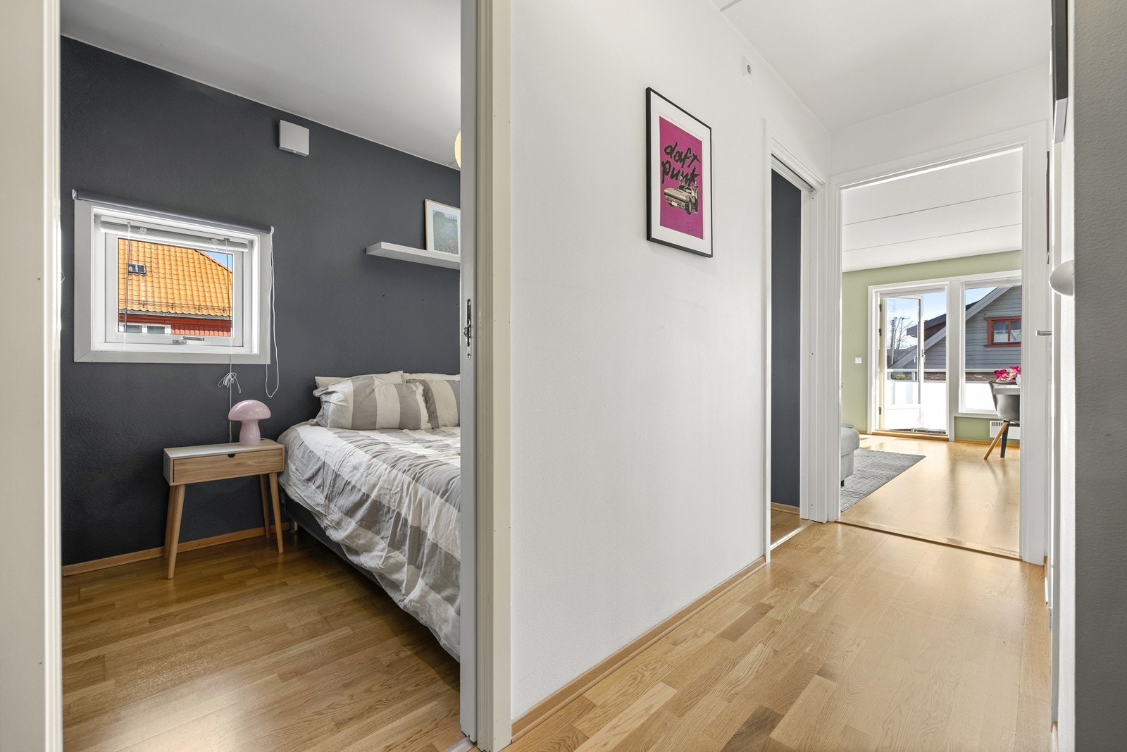 To smarte skyvedører inn til soverommet er en arealeffektiv løsning som frigjør gulvplass. Galleribilde