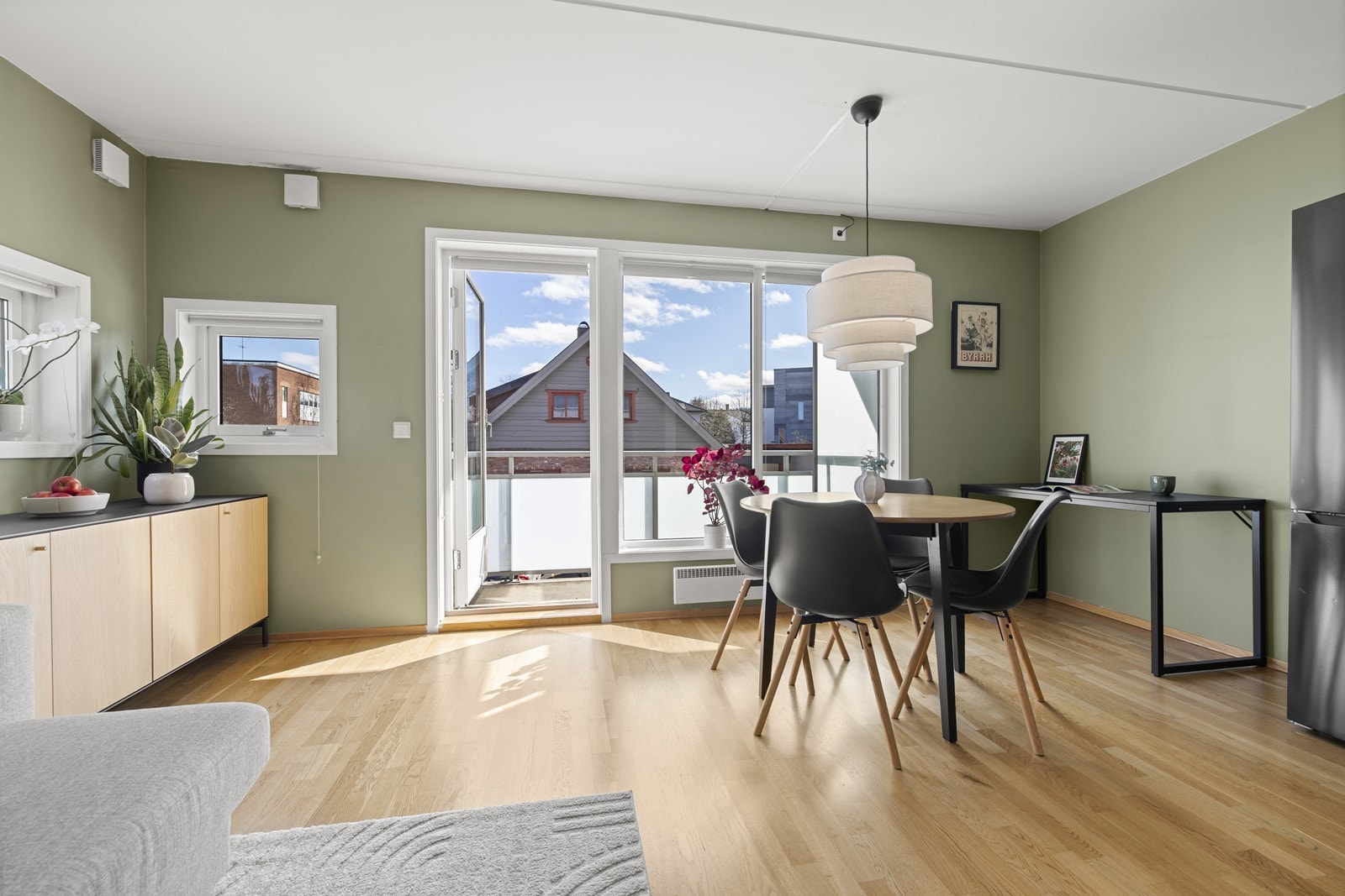 Stuen har store vindusflater som gir rikelig med naturlig lys. Galleribilde