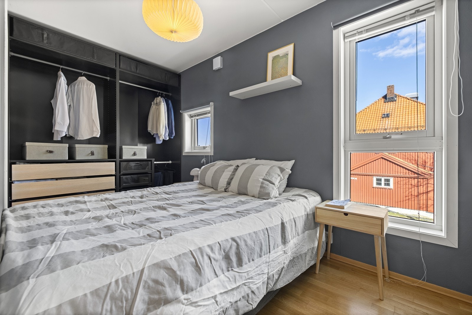 Soverommet har plass til dobbeltseng og er innredet med en åpen garderobeløsning for effektiv oppbevaring. Galleribilde