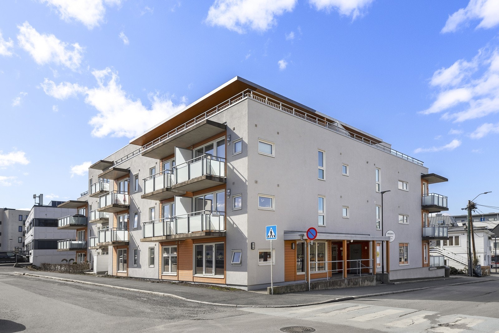 Eiendommen er en del av Skolegata 4 ABC eierseksjonssameie, som består av både bolig- og næringsseksjoner. Velkommen til visning! Galleribilde