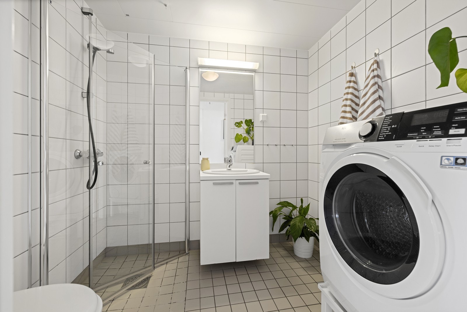 Flislagt bad fra byggeåret med elektriske varmekabler i gulvet. Badet er en prefabrikkert kabin i stål. Galleribilde