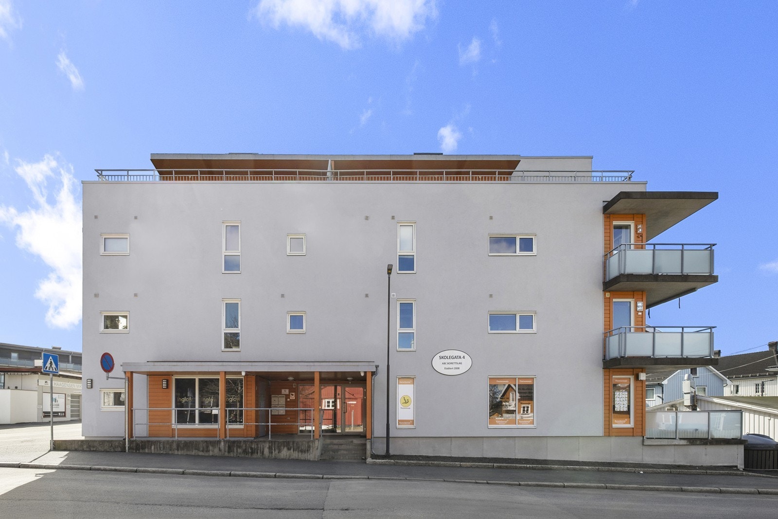 Leiligheten ligger i 2. etasje i et boligbygg oppført i 2008 Galleribilde