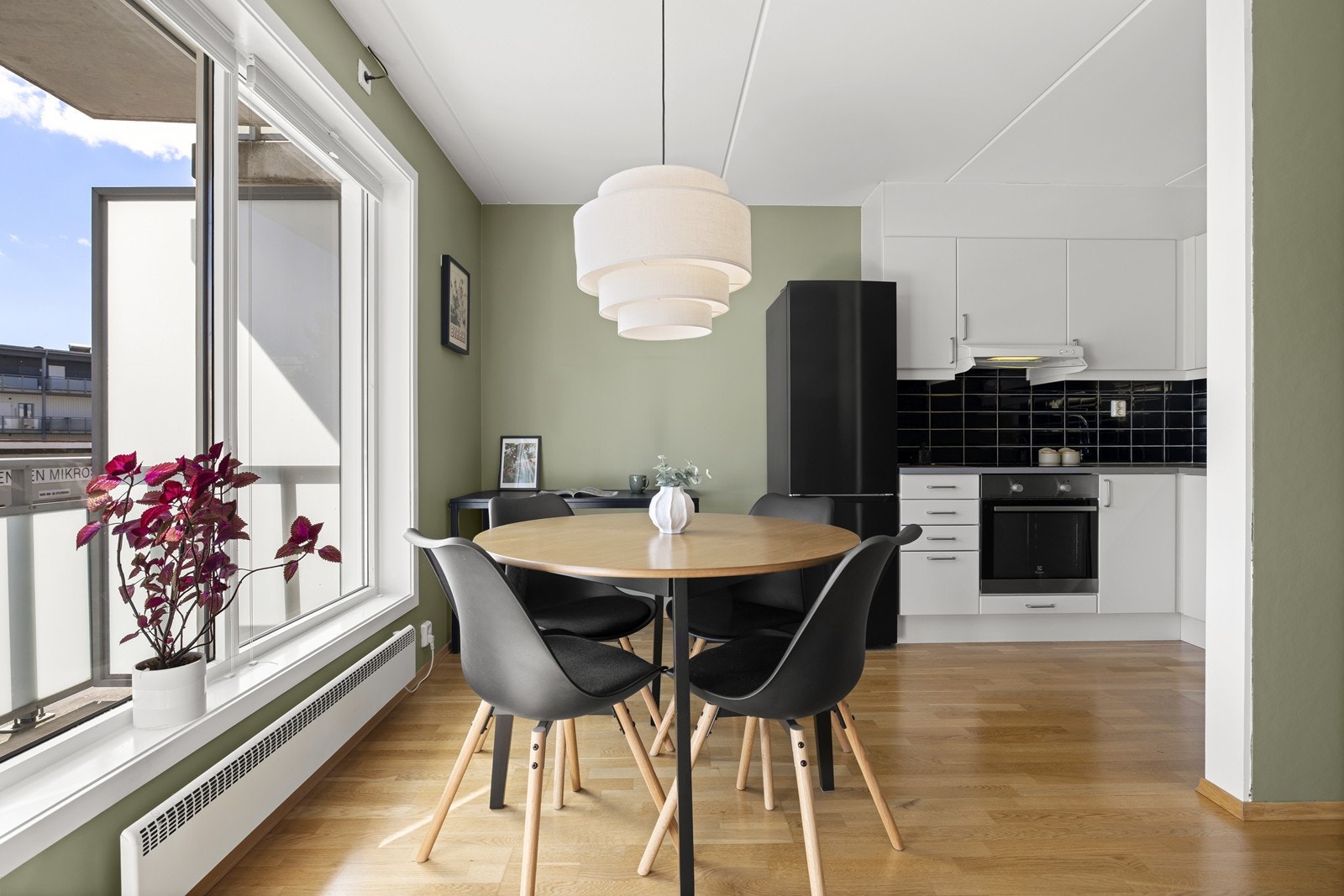 Her er det plass til både sittegruppe og spisebord. Galleribilde