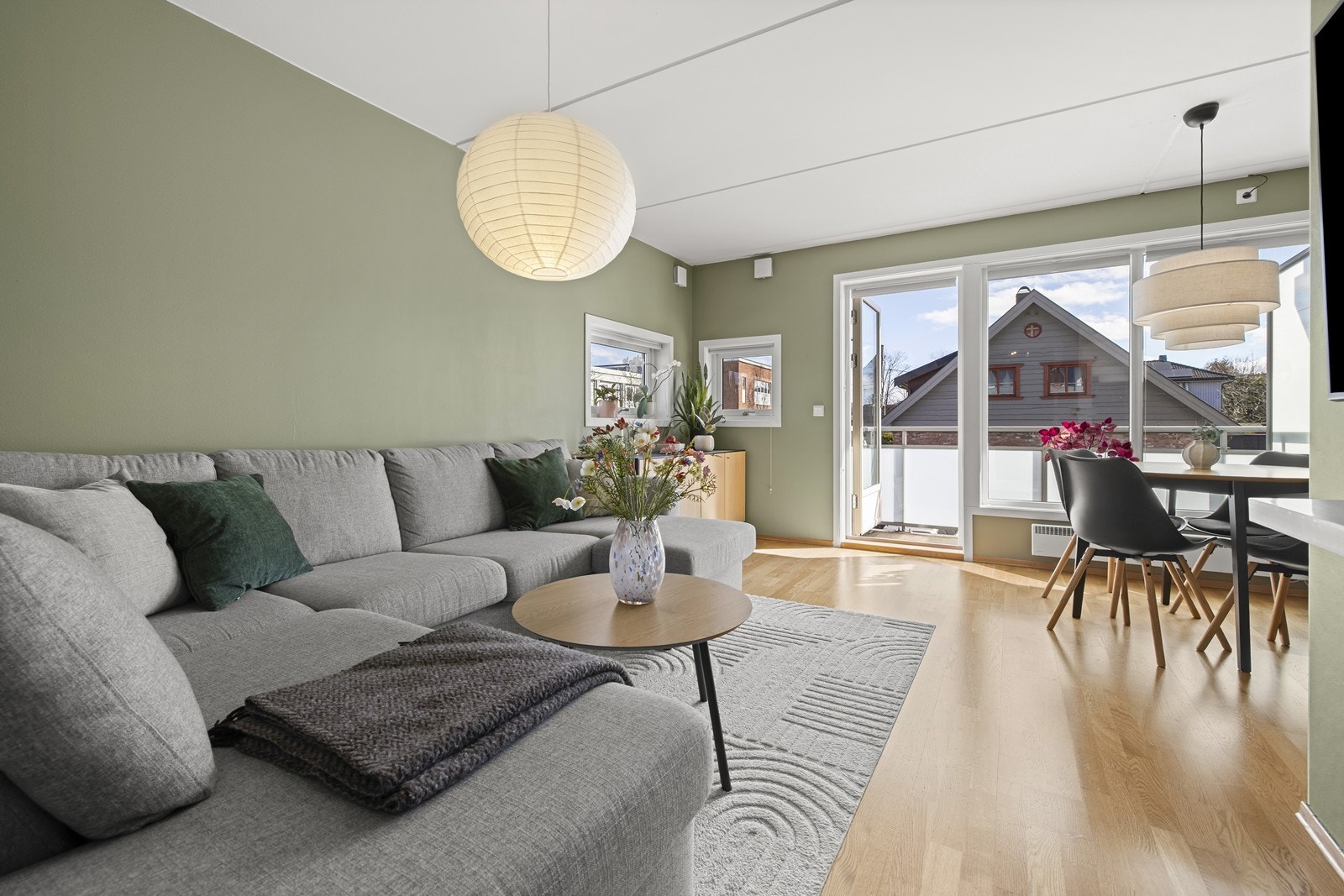 Leiligheten er malt i tidsriktige farger. Galleribilde