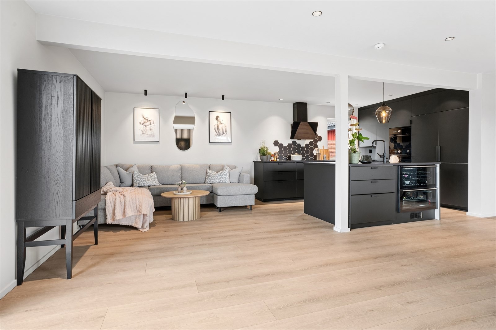 Stuen har god plass til sofagruppe og en åpen forbindelse mot kjøkkenet. Galleribilde
