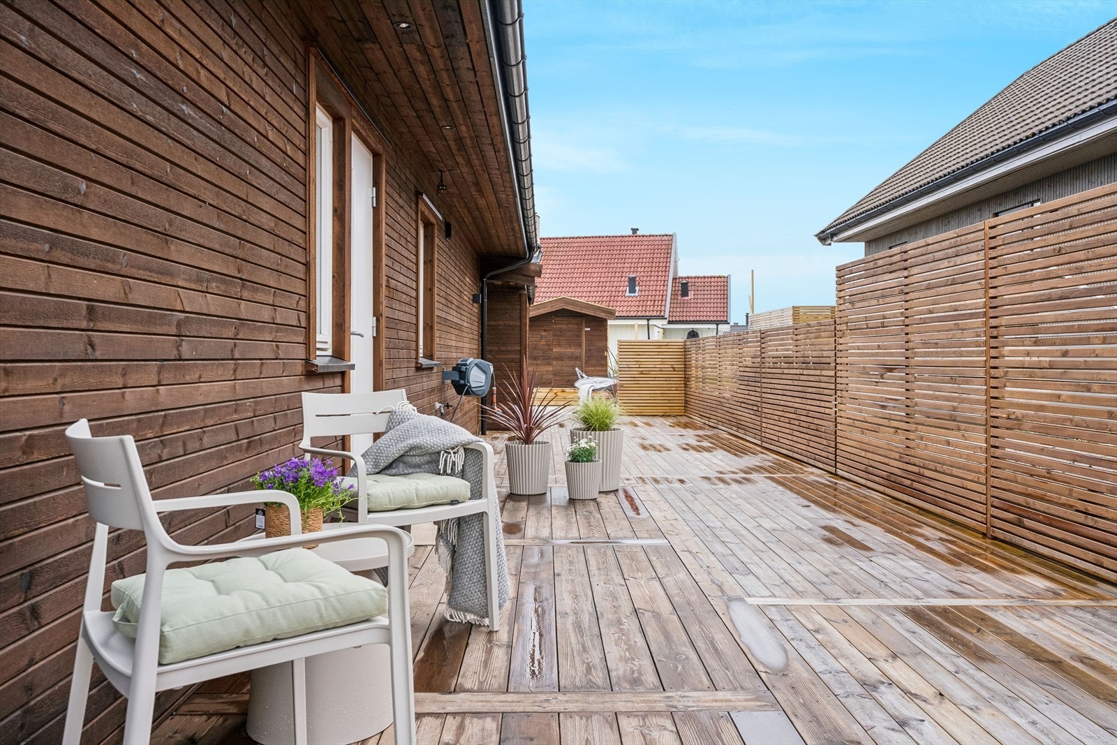 Terrasseplatting ved adkomsten på ca. 67 m², med spilegjerde mot naboen som gir le for innsyn. Galleribilde