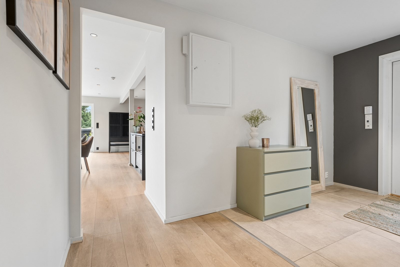 Hallen gir et godt førsteinntrykk og leder videre rundt i boligen. Galleribilde