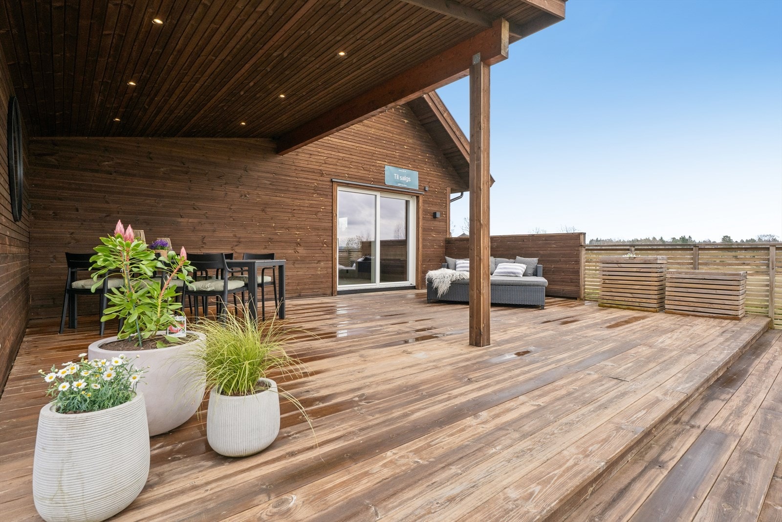 Fra stuen kommer du ut på en stor, delvis overbygget terrasse på ca. 40 m². Galleribilde