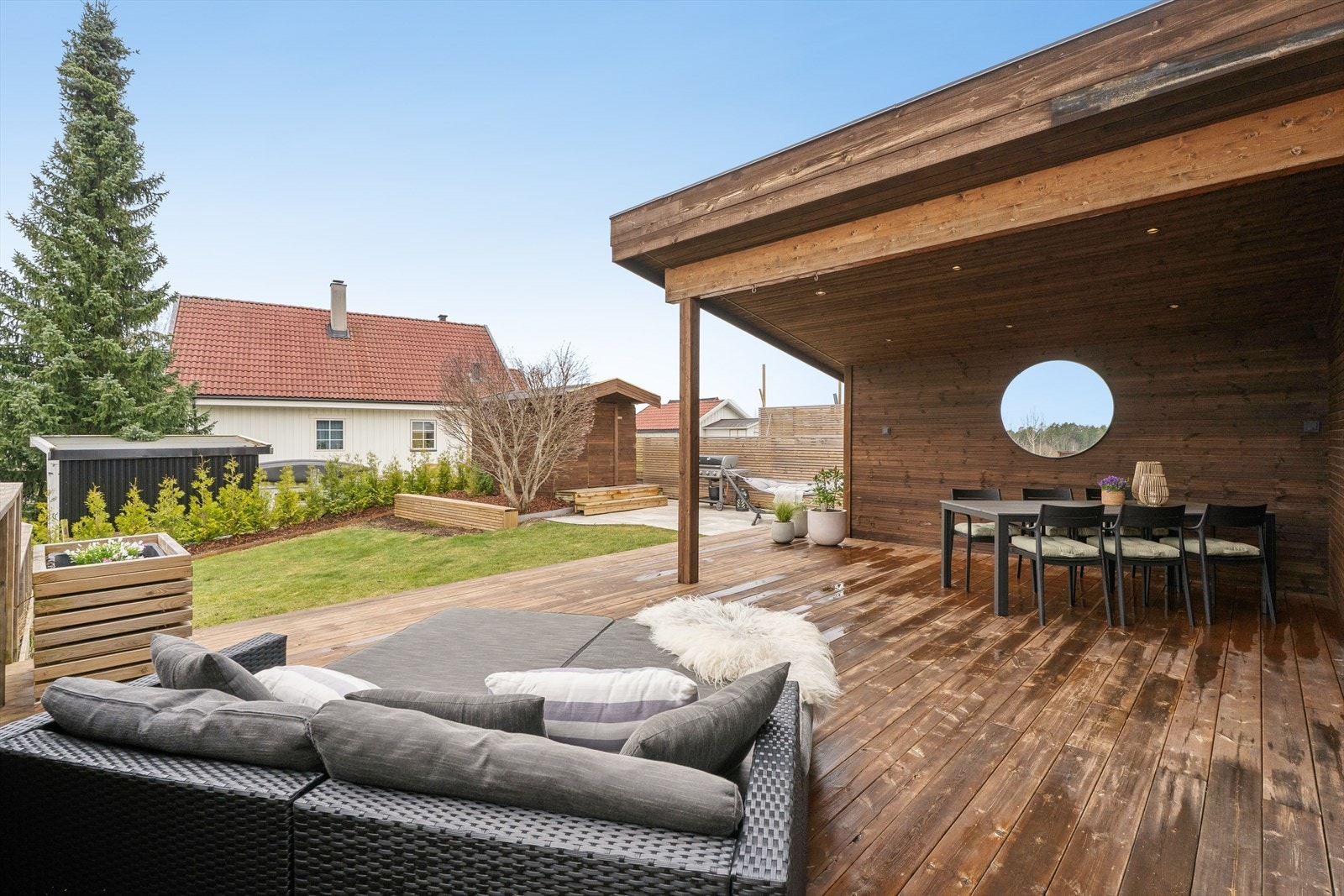 Uteområdet er pent opparbeidet med plenarealer og flere terrasseområder. Galleribilde