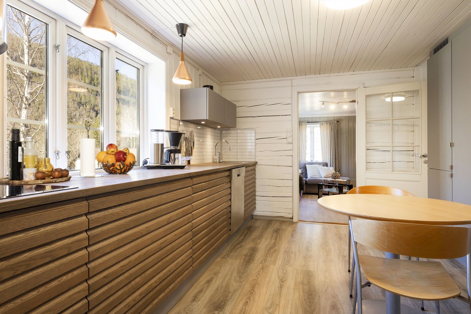 Kjøkkenet i hovedboligen slipper inn rikelig med naturlig lys som bidrar til en god romfølelse. Galleribilde