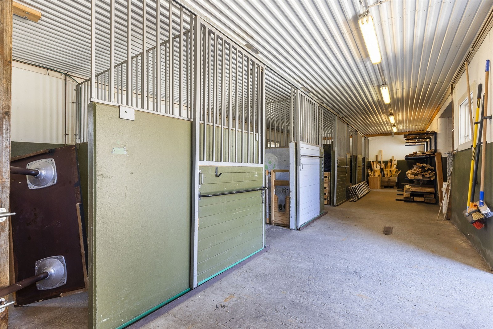 Stall innvendig. Galleribilde