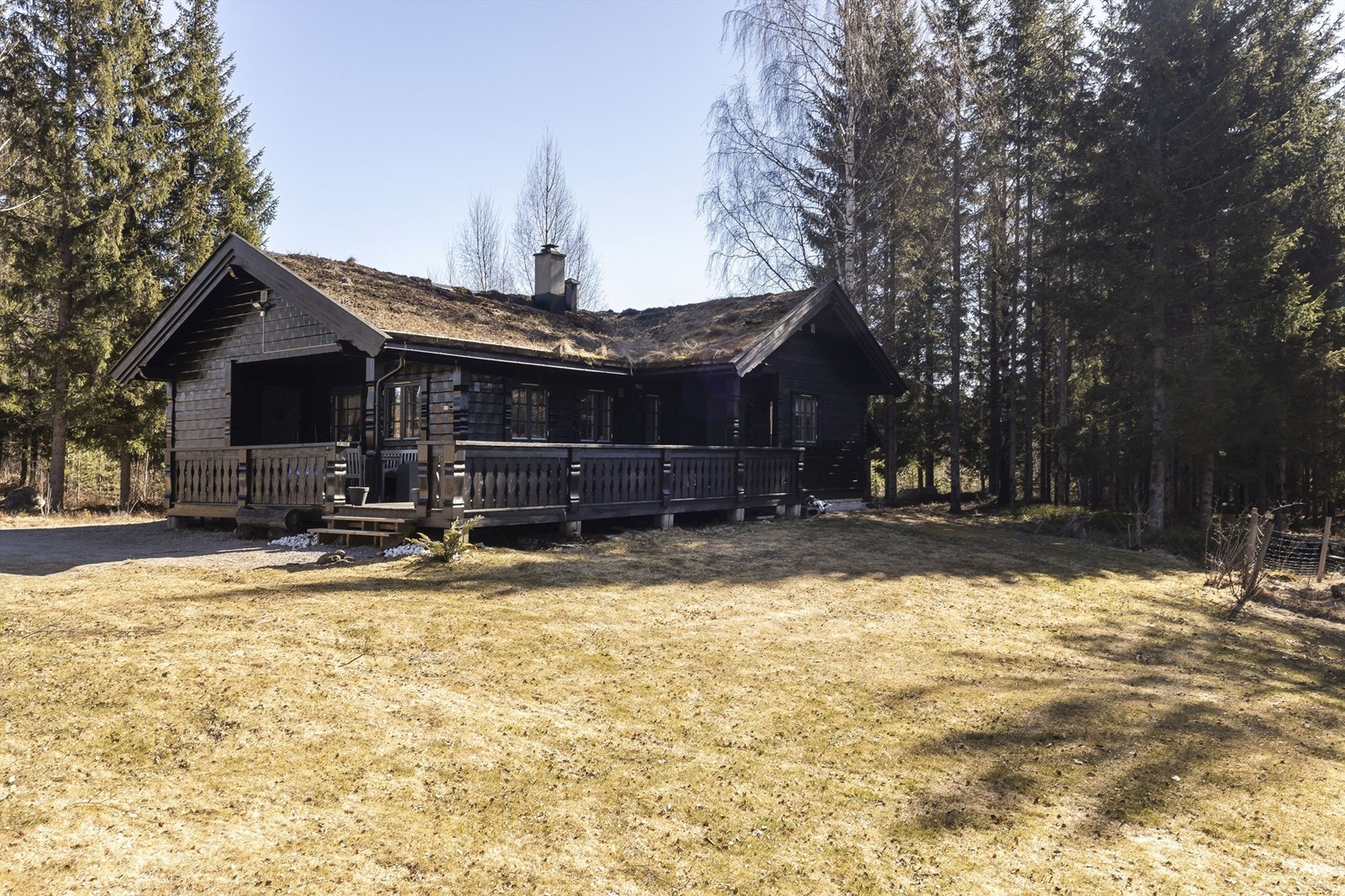 Sidebygning i "Grønn omsorg" som ble brukt til oppholds-/undervisningsrom for barn og unge., Inneholder stue, kjøkken, baderom, to soverom, samt badstue. Galleribilde