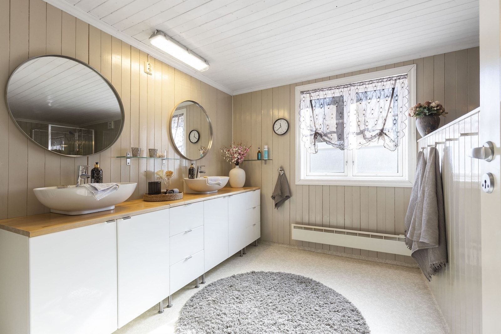 Baderommet i hovedboligen er innredet med servantinnredning med to servanter, speil, badekar og dusjkabinett. Galleribilde