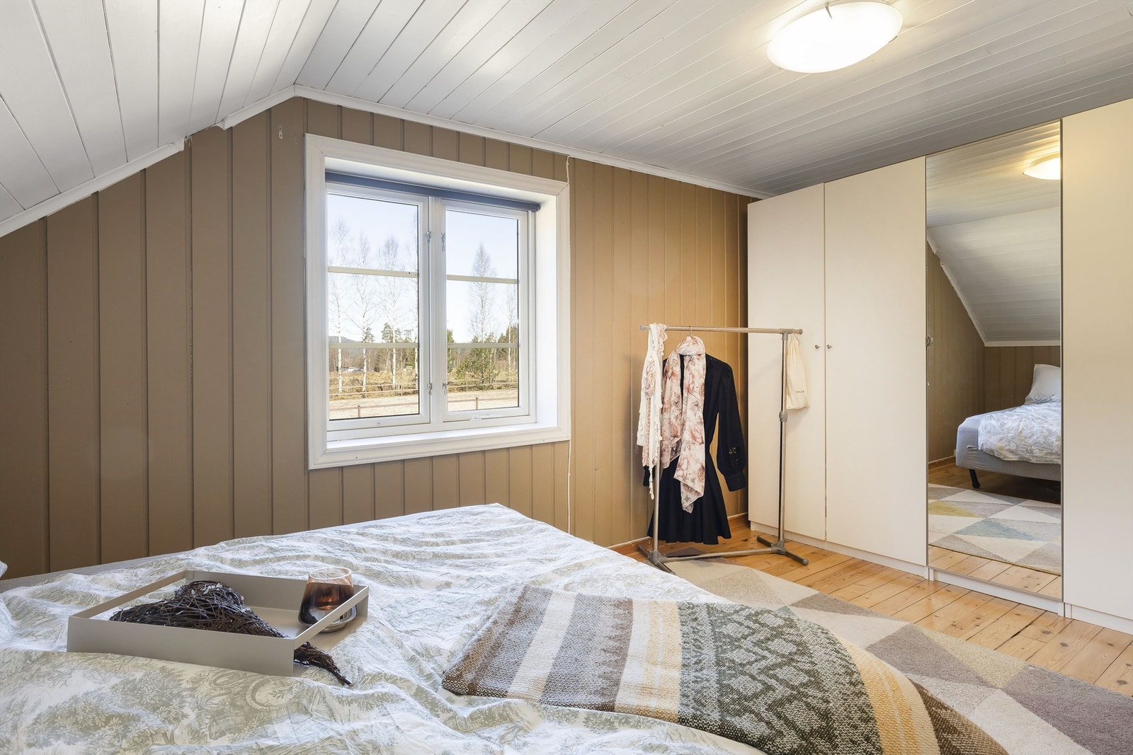 Soverom II er innredet med stort garderobeskap og har vindusflater som slipper inn rikelig med naturlig lys. Galleribilde