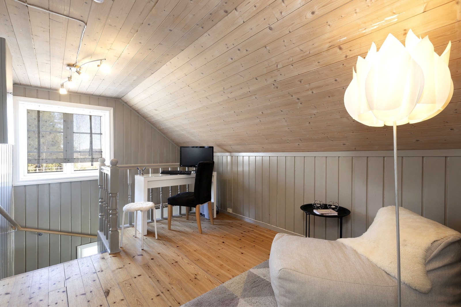 Oppholds-/kontorområde ved trappoppgang i 2. etasje. Galleribilde
