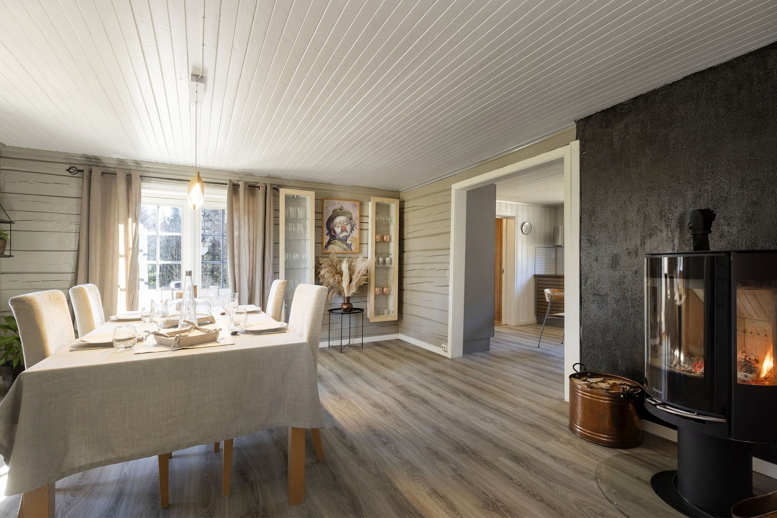 Stor spisestue med god plass for sammenkomster, også med tilhørende peis i dette rommet. Galleribilde