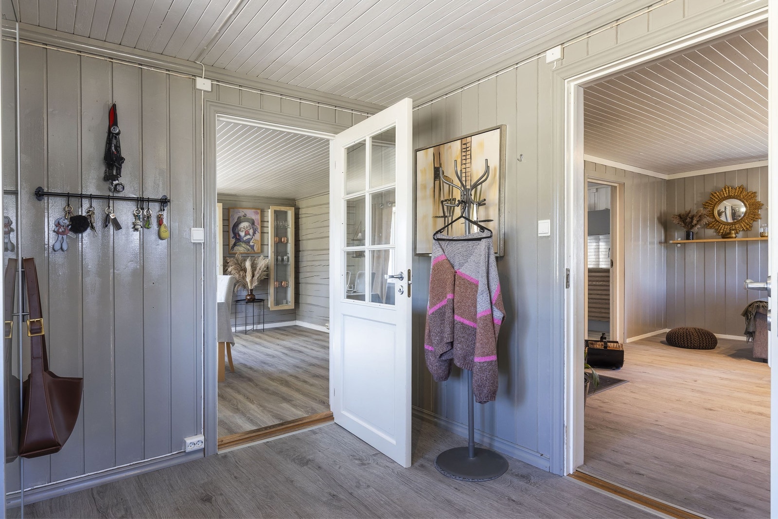 Velkommen inn til hovedboligen. Trivelig og romslig entré med god plass til oppheng av yttertøy og sko. Galleribilde